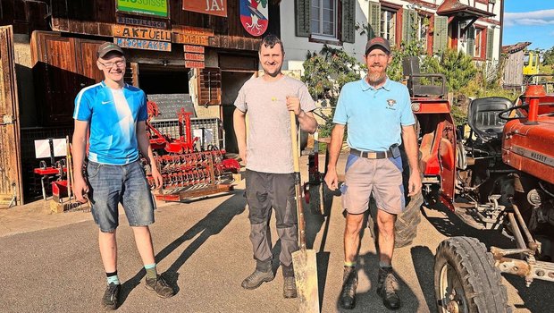 Junior Laurin Moser, Strickhofberater Serge Braun und Betriebsleiter Res Moser zeigten die Vorteile von Untersaaten auf. Im Hintergrund die Gerätschaft für die Bodenbearbeitung. 