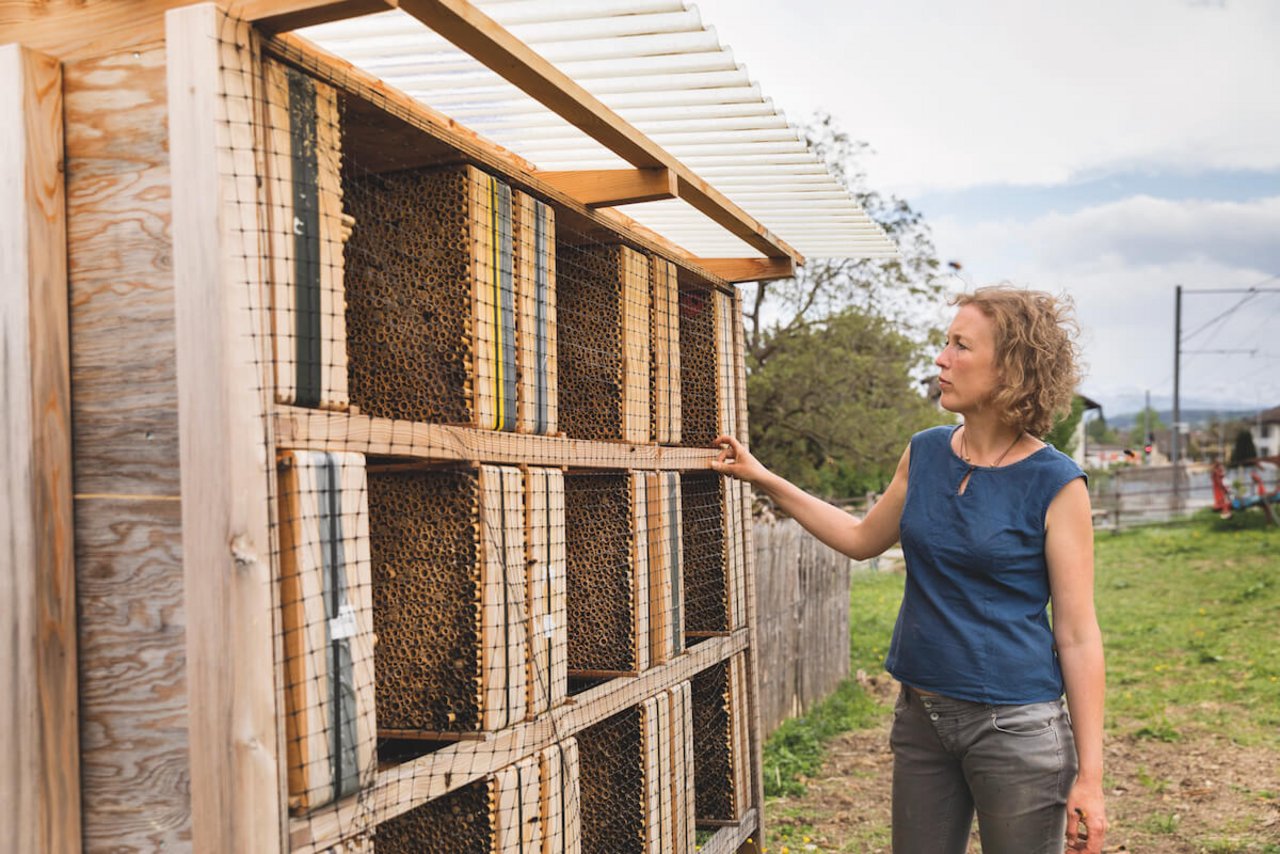 Sarah Heiligtag betreibt mit ihrem Mann den Hof Narr, der auch Wildbienen Nisthilfen anbietet. (Foto: Johanna Bossart)