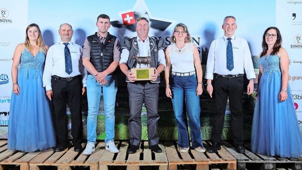 Daniel Girard aus Prez-vers-Siviriez FR ist der stolze Besitzer der «Holstein Switzerland Kuh 2024» Pregiro Benson Edelweiss. 