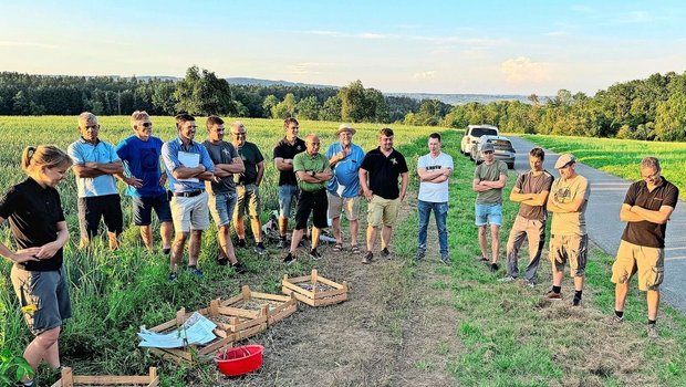 Wie sind die Zwiebeln auf eurem Betrieb? Andrea Marti (ganz links) stellte diese Frage, die Landwirte diskutierten untereinander. Die Antworten fallen unterschiedlich aus, Region und Boden spielen dieses Jahr eine grosse Rolle.