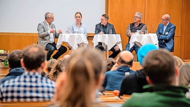 Ueli Ryser, Barto, Nadine Trottman, SBV, Moderator Marc Andrey, Agroscope, Christophe Eggenschwiler, IP-Suisse und Lukas Barth vom BLW diskutieren verschiedene FMIS und die Rolle des Bundes. 