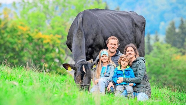 Fabian und Céline Dettwiler mit den Kindern Lynn und Ryan. Am Halfter ihre Stammkuh GranFaline Atwood Hailey VG 89 (Euter EX-91).