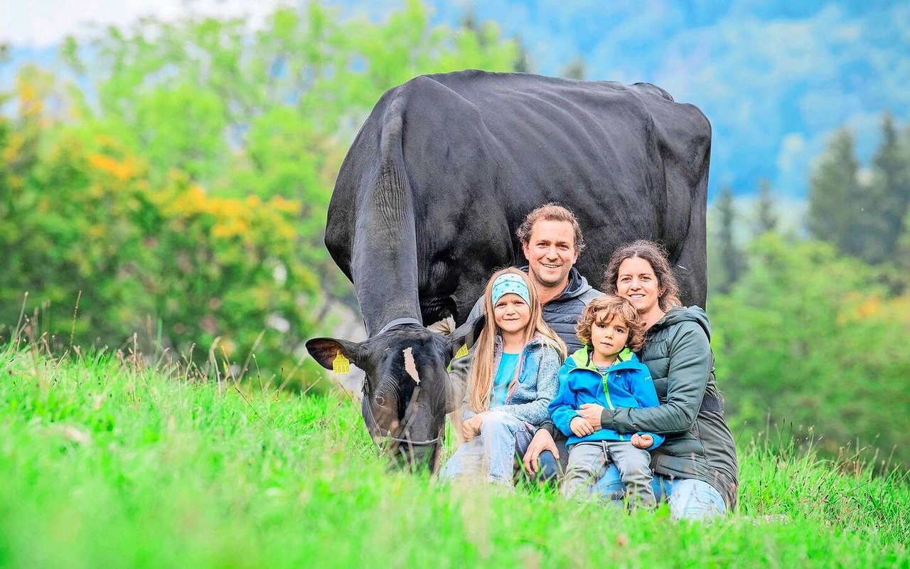 Fabian und Céline Dettwiler mit den Kindern Lynn und Ryan. Am Halfter ihre Stammkuh GranFaline Atwood Hailey VG 89 (Euter EX-91).