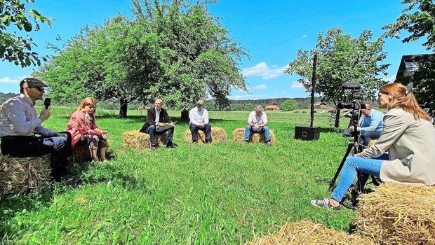 Genoss in der Landwirtschaft einen guten Ruf: Mark Schneider (l.) bei einem Strohballen-Podium auf einem IP-Suisse-Hof. 