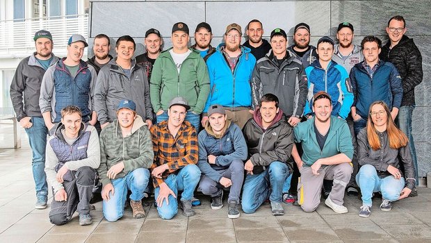 Die erfolgreichen Absolventen und die Absolventin der NHB Landwirt EFZ am BWZ Uri, Abteilung Landwirtschaft in Seedorf.