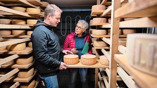 Silvia Uehlinger begutachtet den Käsekeller auf dem Betrieb von Josquin Pasquier bei Hauteville im Kanton Fribourg. Die Agronomin ist eine von drei Frauen im 33-köpfigen Expertenteam der Berghilfe.