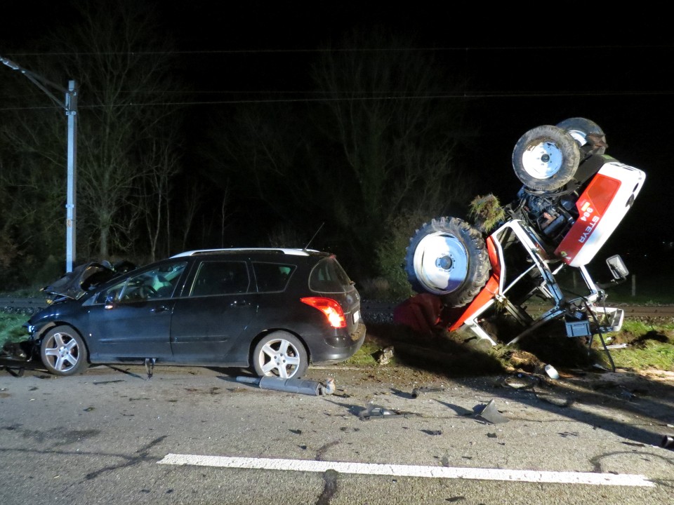 Auto Kollidiert Mit Voller Wucht Mit Traktor - Bauernzeitung.ch ...